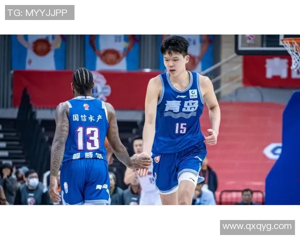 青岛男篮新援表现亮眼助力球队重振士气展现无限潜力